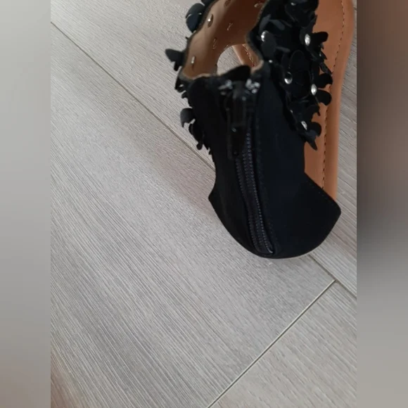 Sandals - Picture 3 of 3